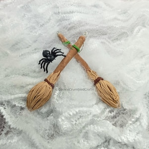 Bezem oorbellen met sterling zilveren haken. Handgemaakt met klei. Geweldig voor Halloween!