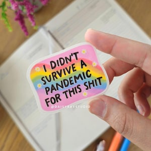 Adesivo "Eu não sobrevivi a uma pandemia por causa dessa merda", adesivo de vinil engraçado, adesivo sarcástico, resistente à água, para laptop/garrafa de água, arco-íris