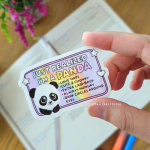 Ik realiseerde me net dat ik een panda ben sticker, grappige herkenbare vinyl dierensticker, schattige panda, waterbestendig, dutjesliefhebber, laptop, waterfles, eigenzinnig