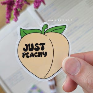 Adesivo Just Peachy, Adesivo Pesca, Adesivo Vinile Carino, Adesivo Laptop/Bottiglia Acqua, Adesivo Impermeabile, Adesivo Estetico, Adesivo Frutta, Adesivo Gioco di Parole