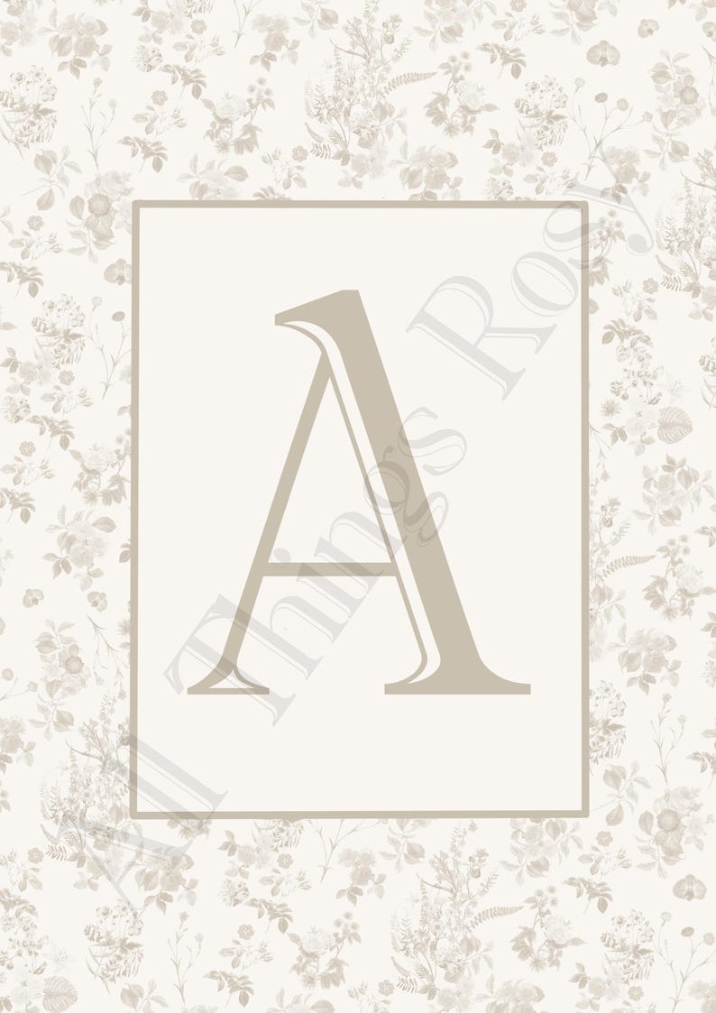 Pu&ograve; includere: Una lettera "A" beige all'interno di una cornice rettangolare, su uno sfondo floreale. Lo sfondo presenta un motivo ripetuto di fiori e fogliame beige. La lettera e la cornice sono di una tonalit&agrave; beige pi&ugrave; scura.