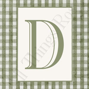 Puede incluir: Impresi&oacute;n digital con una gran letra "D" verde oliva sobre un fondo crema. El fondo es un patr&oacute;n de cuadros verdes y blancos. Las palabras "All Things Rose" son ligeramente visibles.