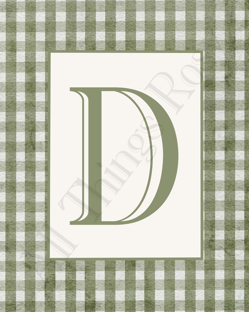 Puede incluir: Impresi&oacute;n digital con una gran letra "D" verde oliva sobre un fondo crema. El fondo es un patr&oacute;n de cuadros verdes y blancos. Las palabras "All Things Rose" son ligeramente visibles.