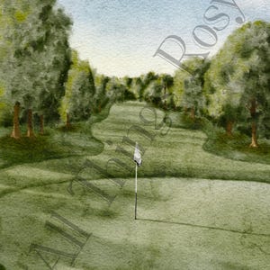 Puede incluir: Pintura a la acuarela de un campo de golf. La calle verde conduce a una bandera en el green. Los &aacute;rboles bordean los lados del campo bajo un cielo azul con nubes. La obra de arte tiene un aspecto suave y natural.