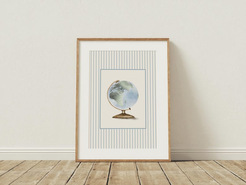 K&ouml;nnte beinhalten: Ein gerahmter Druck mit einer Aquarellillustration eines Globus. Der Globus ist in Blau- und Gr&uuml;nt&ouml;nen gehalten und vor einem cremefarbenen Hintergrund mit einem hellblauen Rand platziert. Der Rahmen ist aus Naturholz, und der Hintergrund hat vertikale Streifen.