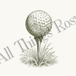 Puede incluir: Ilustraci&oacute;n en blanco y negro de una pelota de golf sobre un tee, con hierba en la base. La pelota de golf tiene hoyuelos y el tee est&aacute; centrado. El texto "All Things Rosy" es visible en el fondo, a&ntilde;adiendo un toque decorativo.