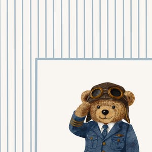 K&ouml;nnte beinhalten: Aquarell-Illustration eines Teddyb&auml;ren mit Vintage-Fliegerhut und blauem Pilotenuniform, salutierend. Der Hintergrund ist hellcremefarben mit vertikalen blauen Streifen.