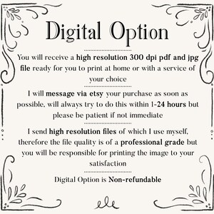 K&ouml;nnte beinhalten: Ank&uuml;ndigung f&uuml;r einen digitalen Druck mit der Aufschrift "Digital Option" in einem dekorativen Rahmen. Der Text enth&auml;lt Details zur hochaufl&ouml;senden Datei, zum Druck und zur R&uuml;ckerstattungsrichtlinie.