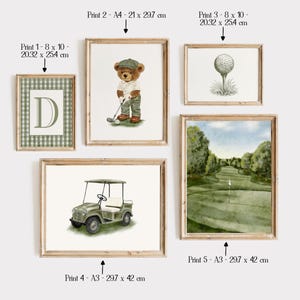 Puede incluir: Una colecci&oacute;n de cinco impresiones en acuarela enmarcadas con tem&aacute;tica de golf. Las impresiones incluyen una inicial a cuadros verdes, un oso golfista, una pelota de golf en un tee, un carrito de golf y una escena de campo de golf.