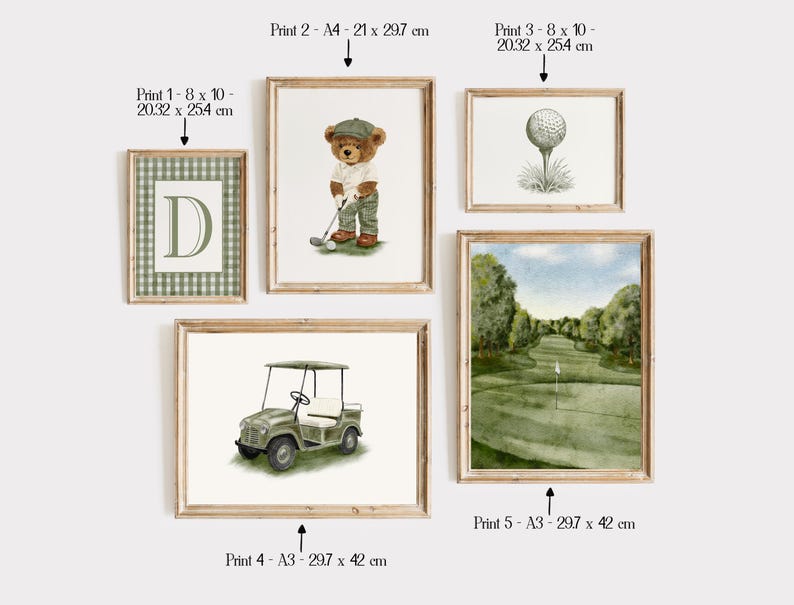 Puede incluir: Una colecci&oacute;n de cinco impresiones en acuarela enmarcadas con tem&aacute;tica de golf. Las impresiones incluyen una inicial a cuadros verdes, un oso golfista, una pelota de golf en un tee, un carrito de golf y una escena de campo de golf.