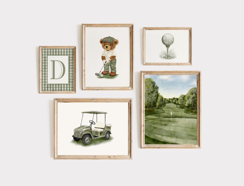 Puede incluir: Una colecci&oacute;n de l&aacute;minas enmarcadas con tem&aacute;tica de golf. Las l&aacute;minas incluyen un oso golfista, una bola de golf en un tee, un carrito de golf, un paisaje de campo de golf y una letra "D" enmarcada.