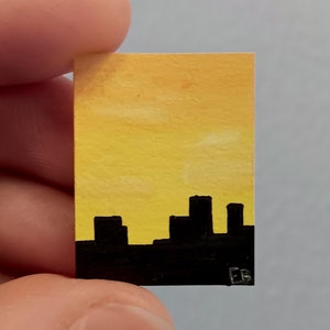 Stadtbild Sonnenuntergang Nr. 1 Aquarell Miniaturbild (Original, 3/4&quot;x 2,5 cm) von Emma Brown
