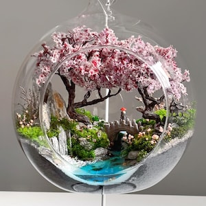 Japońskie terrarium ze szkła Sakura z wodospadem i oczkiem wodnym | Miniaturowa scena mostu samurajskiego | Ogród zen z zakonserwowanego mchu | Prezent