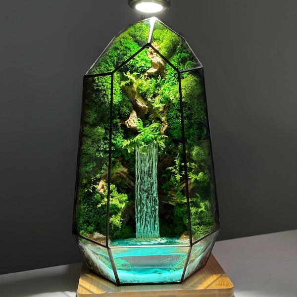 Terrario geométrico con cascada iluminada, musgo preservado y lámpara LED: decoración única inspirada en la naturaleza para el hogar, la oficina o el jardín zen.