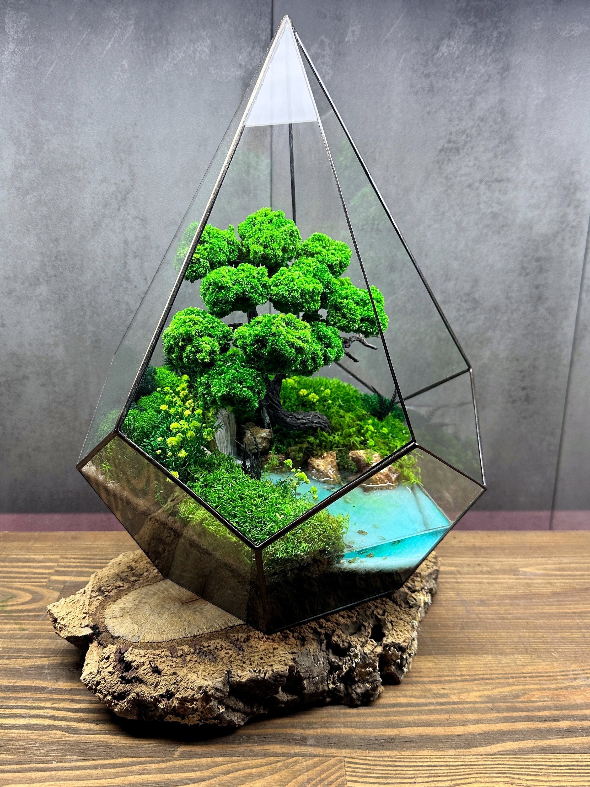 クリスタルピラミッドテラリウム（保存苔とLED滝付き） – 幾何学模様の