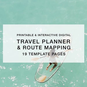 Può includere: Pianificatore di viaggio digitale stampabile e interattivo e mappatura del percorso con 19 pagine di modelli. Il testo è visualizzato su un rettangolo bianco su uno sfondo blu turchese con una persona che rema in un kayak trasparente.