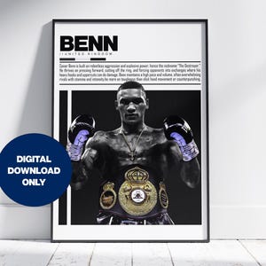 以下が含まれることがあります： ボクサーBennの白黒フレームポスター。ボクシンググローブとチャンピオンシップベルトを着用しています。ポスターには「BENN // UNITED KINGDOM」というテキストと、「DIGITAL DOWNLOAD ONLY」と書かれた青い円が含まれています。