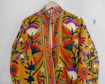 Chaqueta de terciopelo amarilla mostaza con bordados florales, chaqueta kimono bohemia hecha a mano, ropa étnica para festivales, abrigo bohemio llamativo, chaqueta para mujer