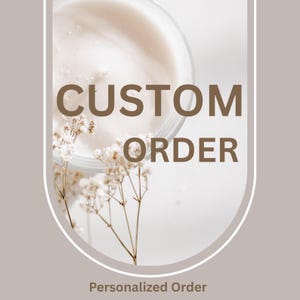 Pode incluir: Um gráfico bege com o texto CUSTOM ORDER em letras castanhas grandes e Personalized Order em texto castanho mais pequeno por baixo. O design inclui um recipiente circular de creme branco e flores brancas secas delicadas ao fundo.