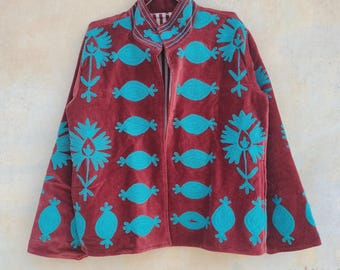 Handgemaakt fluwelen Suzani-jack: geborduurde kantha-kimono, boho-hippiejas