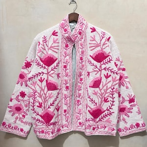 Giacca Suzani rosa di lusso ricamata / Cappotto floreale di tendenza fatto a mano / Giacca estiva leggera in cotone TNT / Abbigliamento artigianale boho chic