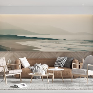 Carta da parati con vista sull'oceano: panorama nebbioso di spiaggia e montagne