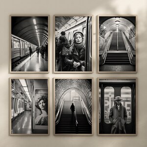 Può includere: Un set di sei fotografie in bianco e nero che ritraggono varie scene di una stazione della metropolitana. Le foto mostrano una banchina del treno, una donna in piedi in una carrozza del treno, una rampa di scale, una donna che scende una rampa di scale, l'interno di una carrozza del treno e un uomo in piedi in una carrozza del treno.
