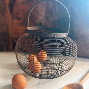 Antiker Draht-Eierkorb, französischer Metall-Ei-Aufbewahrungskorb, rustikales Dekor, Drahtsalatkorb, Brocante-Korb, Garten-Erntekorb