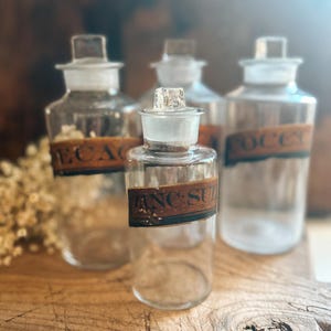 Antieke apothekerspot met deksel, apothekerspot, glazen apotheekpot, badkamer- en apotheekinrichting, vintage apotheek, apotheker