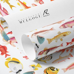 Könnte beinhalten: Tapetenrolle mit einem sich wiederholenden Muster aus farbenfrohen Fischillustrationen. Die Fische sind in Rot-, Gelb-, Rosa- und Blautönen auf weißem Hintergrund gehalten. Der Markenname "MULGOGI" ist auf der Rolle aufgedruckt.