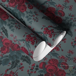 Carta da parati Midnight Rose: carta da parati floreale scura con rose rosse su sfondo color antracite intenso / da staccare e attaccare o con materiali tradizionali.