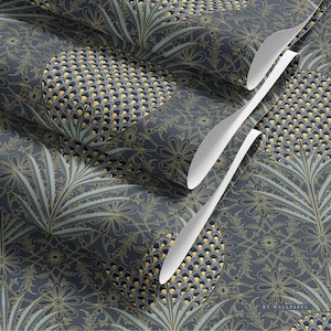 Könnte beinhalten: Dunkelblaue Tapete mit einem sich wiederholenden Muster aus stilisierten Ananas und floralen Elementen in Gold und Türkis. Das Design hat eine Vintage-Ästhetik mit strukturiertem Aussehen. Der Text "BY WALLPAPER" ist sichtbar.