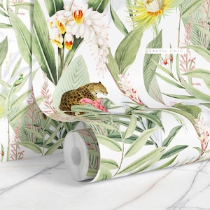 Carta da parati con motivo leopardato tropicale ed elegante, foglie verdi lussureggianti e fiori esotici, opzioni di materiali di lusso da staccare e attaccare o tradizionali.