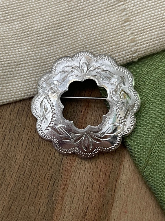 Lovely Engraved Antique Circle Brooch Sterling 92… - image 1