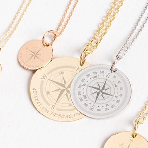 Collar de disco de brújula personalizado en oro macizo real de 14 k, etiqueta de disco grabada con latitud y longitud personalizada, collar de ubicación GPS, regalo para ella/él