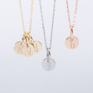 Collar multidisco personalizado con inicial diminuta de 6 mm en oro macizo de 14 o 18 k, dijes de etiqueta múltiple personalizados grabados con láser 2, 3 y 4, dije de moneda con logotipo
