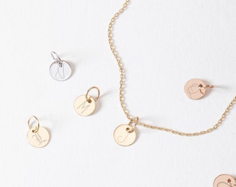Collar de disco diminuto de 6 mm con inicial personalizada en oro macizo de 14 o 18 k. Diminutos dijes personalizados de 6 mm con grabado láser y moneda con logotipo.