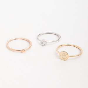 Anillo grabado con inicial personalizado en oro macizo de 14 k o 18 k, anillo redondo con letra delicada y disco inicial apilable, anillo con sello personalizado como regalo para mamá