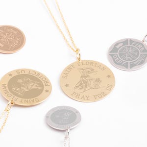 Puede incluir: Collares con colgantes redondos dorados, oro rosa y plateados. Los colgantes grabados incluyen textos como "SAINT FLORIAN PRAY FOR US" y "FIRE DEPT". Las opciones de tamaño de disco varían de 14 mm a 25,4 mm (1 pulgada).