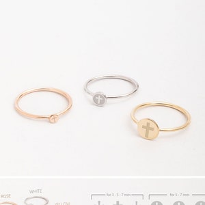 Personalisierter kleiner Kreuzring aus 10k 14k 18k solidem Gold, zierlicher Stapelkreuzring, individuell graviertes kleines minimalistisches Scheibenringgeschenk für sie