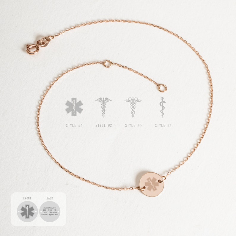 Op de afbeelding: Roze gouden kettingarmband met een ronde bedel met een medisch symbool. De bedel heeft een ster-van-leven-ontwerp. De armband heeft een karabijn sluiting.