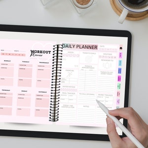 Könnte beinhalten: Ein rosa-weißer Tagesplaner mit einem Trainingsplaner auf der linken Seite. Der Planer hat Abschnitte für Stimmung, heutige Ziele, Wetter, Erinnerungen, heutige Termine, Dinge, die heute erledigt werden müssen, Wasseraufnahme, Ernährungstracker, Anrufen oder E-Mails, Geldtracker und Notizen.