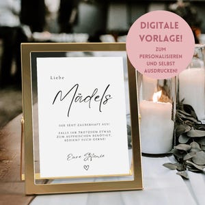 Könnte beinhalten: Ein druckbares Schild in einem goldenen Rahmen mit dem Text "Liebe Mädels" und einer Nachricht für die Gäste. Das Schild lautet "Ihr seht zauberhaft aus! Falls ihr trotzdem etwas zum auffrischen benötigt, bedient euch gerne! Eure Stefanie". Das Schild ist eine digitale Vorlage, die personalisiert und ausgedruckt werden kann.