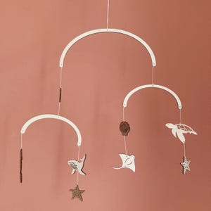 Mobile Bébé Océan et animaux marins. Tortue, hippocampe, baleine, raie, coquillage et étoile de mer. Décoration en carton bois écologique