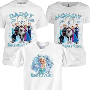 Puede incluir: Tres camisetas blancas con gr&aacute;ficos de la pel&iacute;cula Frozen. Una camiseta dice "Daddy of the Birthday Girl", otra dice "Mommy of the Birthday Girl", y la tercera dice "Birthday Girl" con Elsa. Las camisetas tienen detalles azules.