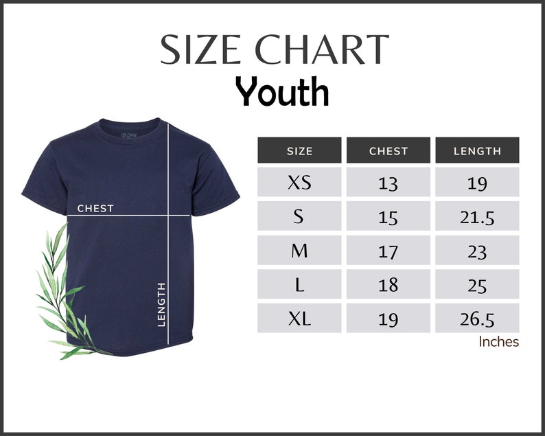 Puede incluir: Camiseta azul marino para j&oacute;venes con una tabla de tallas. La tabla enumera las medidas de pecho y largo en pulgadas para las tallas XS a XL. La camiseta se muestra con indicadores de pecho y largo.