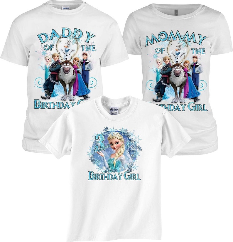 Puede incluir: Tres camisetas blancas con gr&aacute;ficos de la pel&iacute;cula Frozen. Una camiseta dice "Daddy of the Birthday Girl", otra dice "Mommy of the Birthday Girl", y la tercera dice "Birthday Girl" con Elsa. Las camisetas tienen detalles azules.