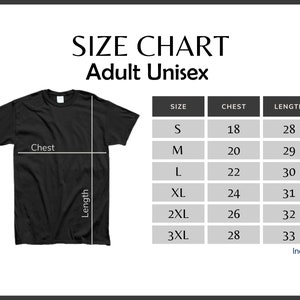 Puede incluir: Camiseta negra con una tabla de tallas para adultos unisex. La tabla muestra las medidas de pecho y largo en pulgadas para las tallas S a 3XL. La camiseta se muestra con indicadores de pecho y largo.