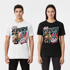 Op de afbeelding: Witte en zwarte t-shirts met een cartoonkonijn met een basketbalshirt met nummer 21. De shirts tonen de woorden "GO SPURS GO!" in een kleurrijk ontwerp, met een basketbal en een ster.