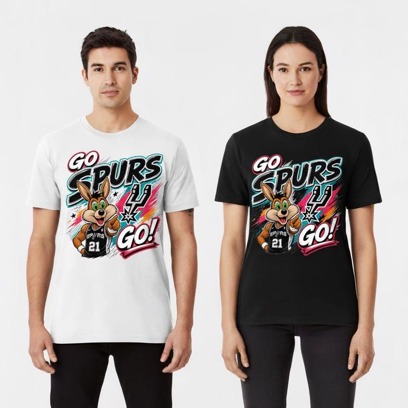 Op de afbeelding: Witte en zwarte t-shirts met een cartoonkonijn met een basketbalshirt met nummer 21. De shirts tonen de woorden "GO SPURS GO!" in een kleurrijk ontwerp, met een basketbal en een ster.